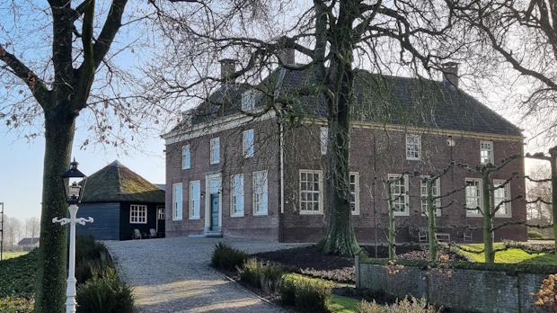 Het monumentale huis in Den Dungen, bestaande uit een hoofdwoning en bijgebouw, is door Installatieburo Pijnappels geheel verduurzaamd en naar gasloos gebracht.