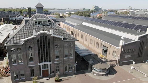 Monumentale bijgebouwen van het GEA Grasso-complex in Den Bosch, getransformeerd tot moderne testfaciliteit met behoud van historische gevels.