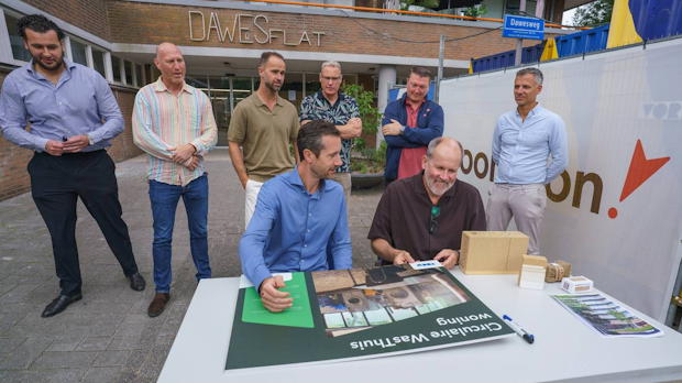 Woonbron en VORM ondertekenen het project voor de realisatie van een 100% circulaire woning in de Dawesflat, met biobased materialen en hergebruikte elementen op tafel.