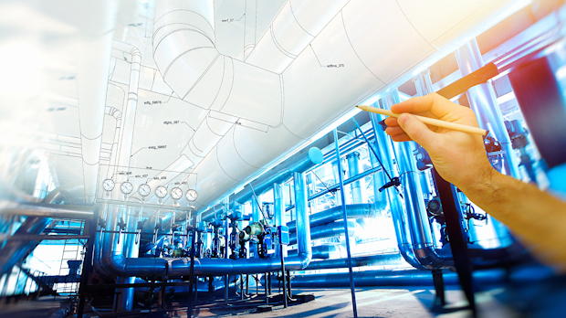 Digitale tekening van HVAC-leidingen in een technische installatie, met hand die ontwerplijnen toevoegt.