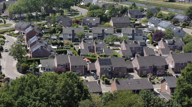 Luchtfoto van woonwijk met woningen waar hybride warmtepompen zijn getest