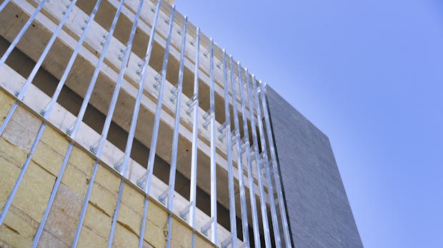 Gevelrenovatie met aluminium achterconstructie en isolatie – toepassing NVF2F gevelsysteem