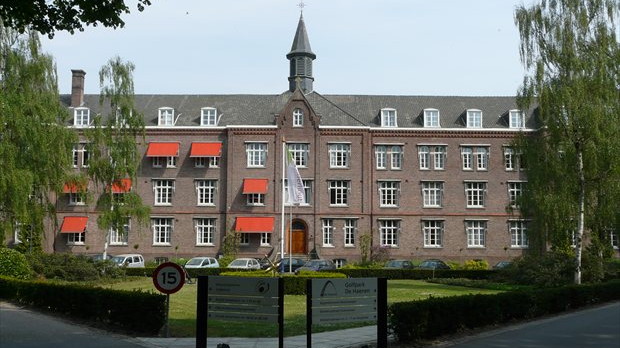 Voorgevel van het Missiehuis Teteringen met rode baksteen en rode zonneschermen