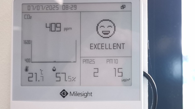 Sensor meet luchtkwaliteit in gebouw, symbool voor monitoring binnenklimaat en GACS-toepassing