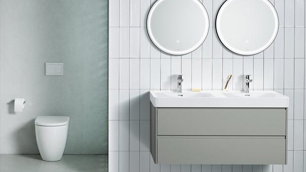 Moderne badkamer met PRO X-wastafel en spiegel – voorbeeld van de PRO X badkamercollectie