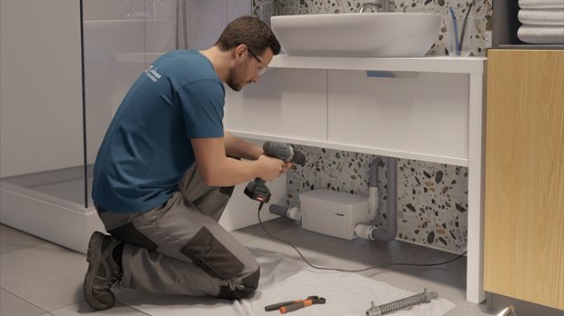 Installateur plaatst SFA Sanipro XR UP tijdens badkamerrenovatie zonder breekwerk