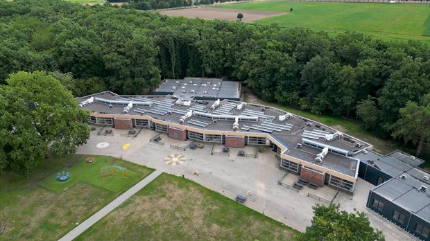 Luchtfoto van de Widdonckschool in Heibloem met twee nieuw aangebouwde schooldelen