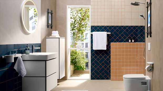 Licht en ruim badkamerontwerp met hansgrohe producten in consistente FinishPlus-afwerking