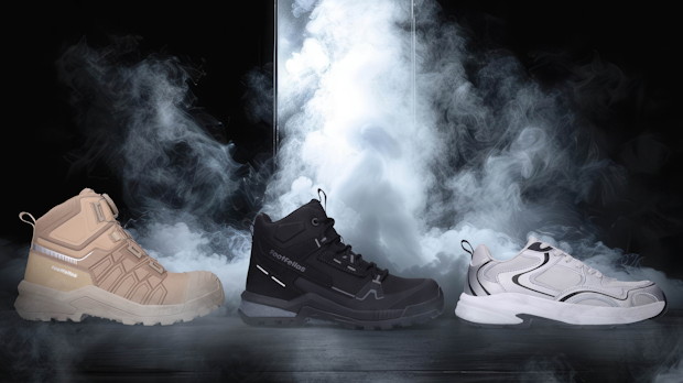 Drie modellen veiligheidsschoenen FootFellas met rookeffect op donkere achtergrond