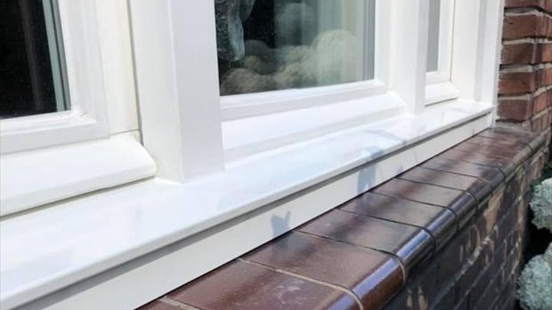 Steenvezelprofielen toegepast onder houten kozijnen voor duurzaam kozijnonderhoud.