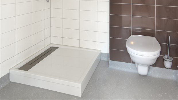 Geïnstalleerde douchebak met warmtewisselaar in een moderne badkamer.