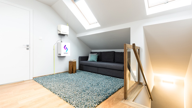 Thuisbatterij gemonteerd op muur.