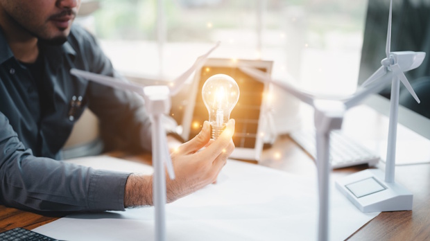 Foto te illustratie: Man houdt lamp vast