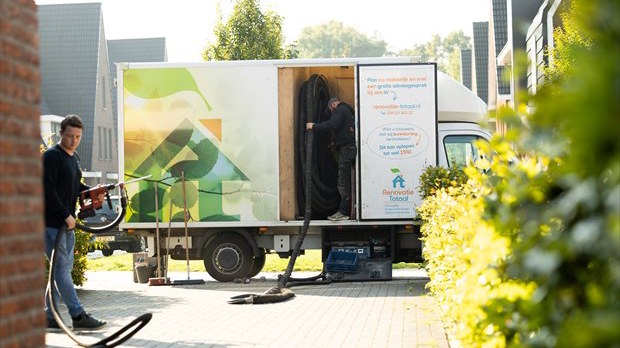 Materieel en werkzaamheden voor isolatie bij renovatie op locatie.