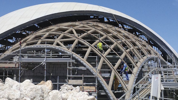 Constructie van een gebogen dak met montage van draagstructuren en isolatie.