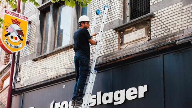 Ladder gevelwerken geplaatst tegen gevel tijdens inspectie op hoogte