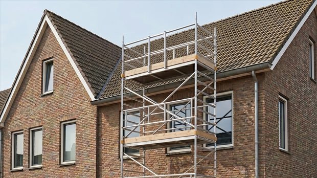 Rolsteiger geplaatst tegen woning voor gevelvrij werken met rolsteiger en onderhoudswerkzaamheden.