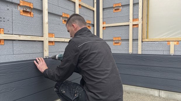 Gevelafwerking op brandveilige gevelisolatie met bevestigde gevelbekleding in aanbouwfase